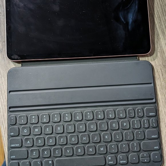 iPad Air 4 - 64GB - Wifi - w Genuine Apple Keyboard Case Glass is Mint - IC Lock - Picture 3 of 7